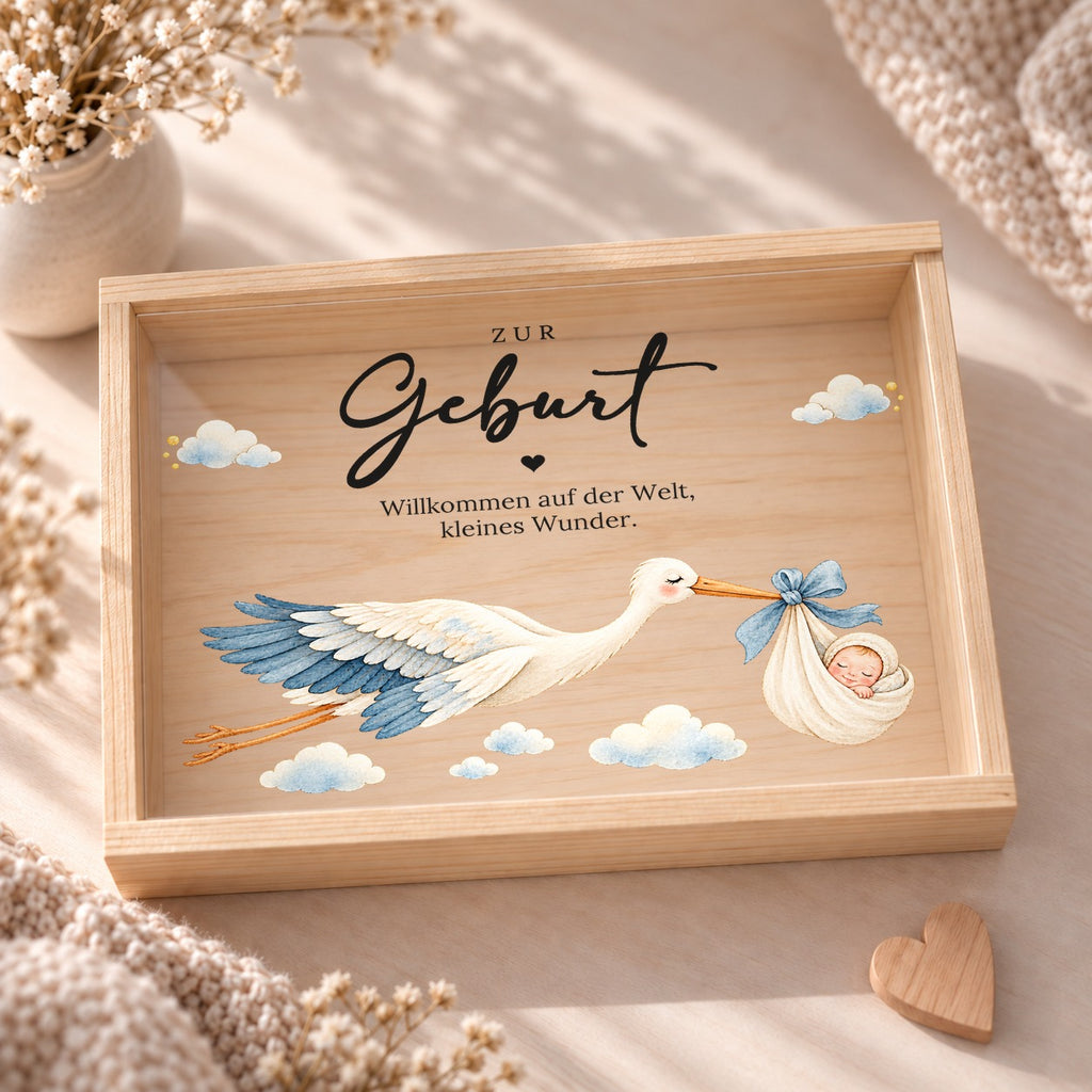 Holzkiste zur Geburt von oben: Acryldeckel mit Storch mit Baby im Tuch und Spruch