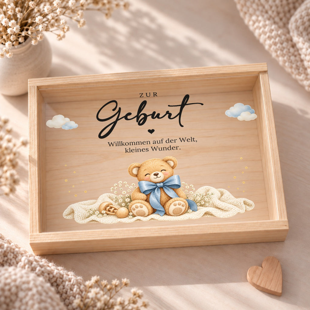 Holzkiste zur Geburt von oben: Acryldeckel mit Teddybär mit Schleife und Spruch