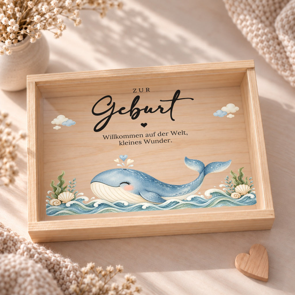 Holzkiste zur Geburt von oben: Acryldeckel mit Wal mit Herzfontäne und Spruch