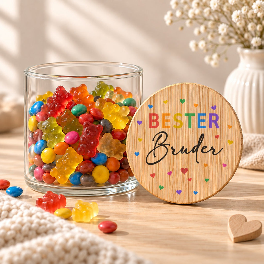 Offenes Vorratsglas mit Gummibärchen, daneben lehnt der Deckel „Bester Bruder“