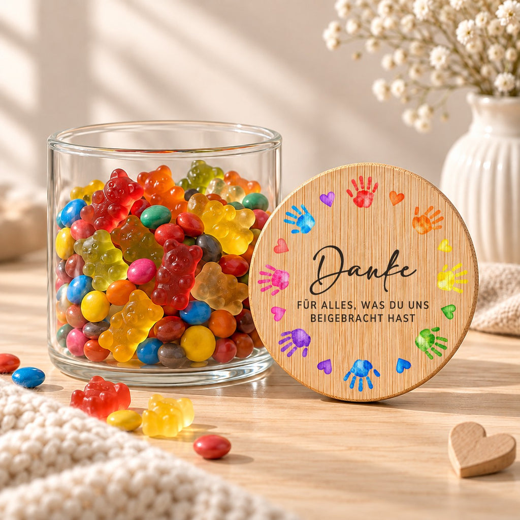 Offenes Vorratsglas mit Gummibärchen, daneben lehnt der Deckel „Danke für alles, was du uns beigebracht hast“