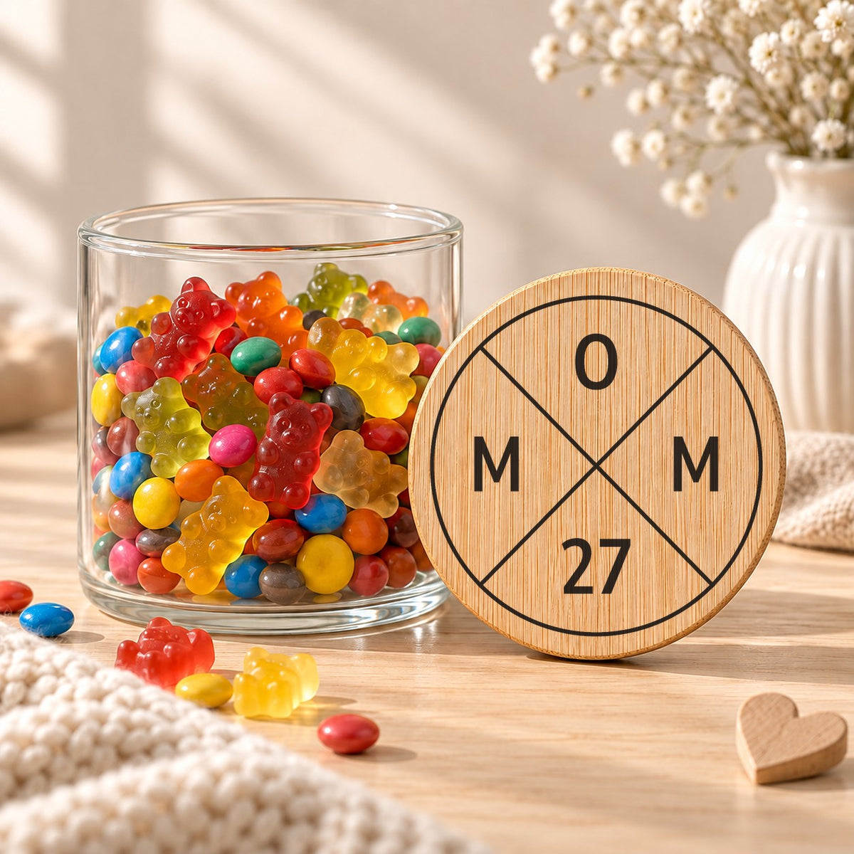 Vorratsglas „MOM 27“ als Geschenk für werdende Mamas, Bambusdeckel an das Glas gelehnt