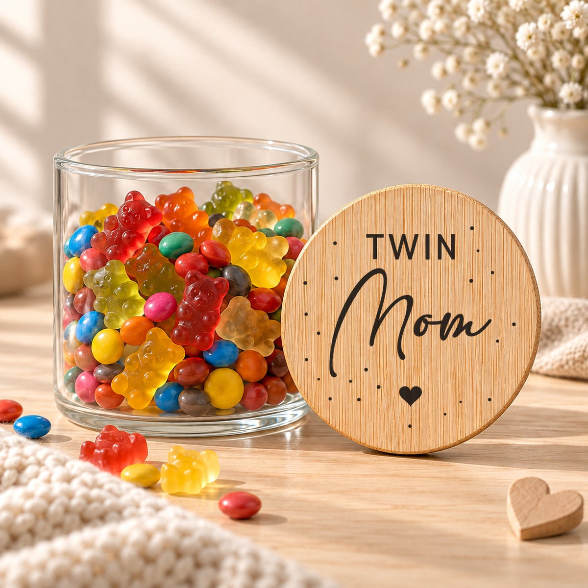 Offenes Vorratsglas mit Gummibärchen, daneben lehnt der Deckel „Twin Mom“