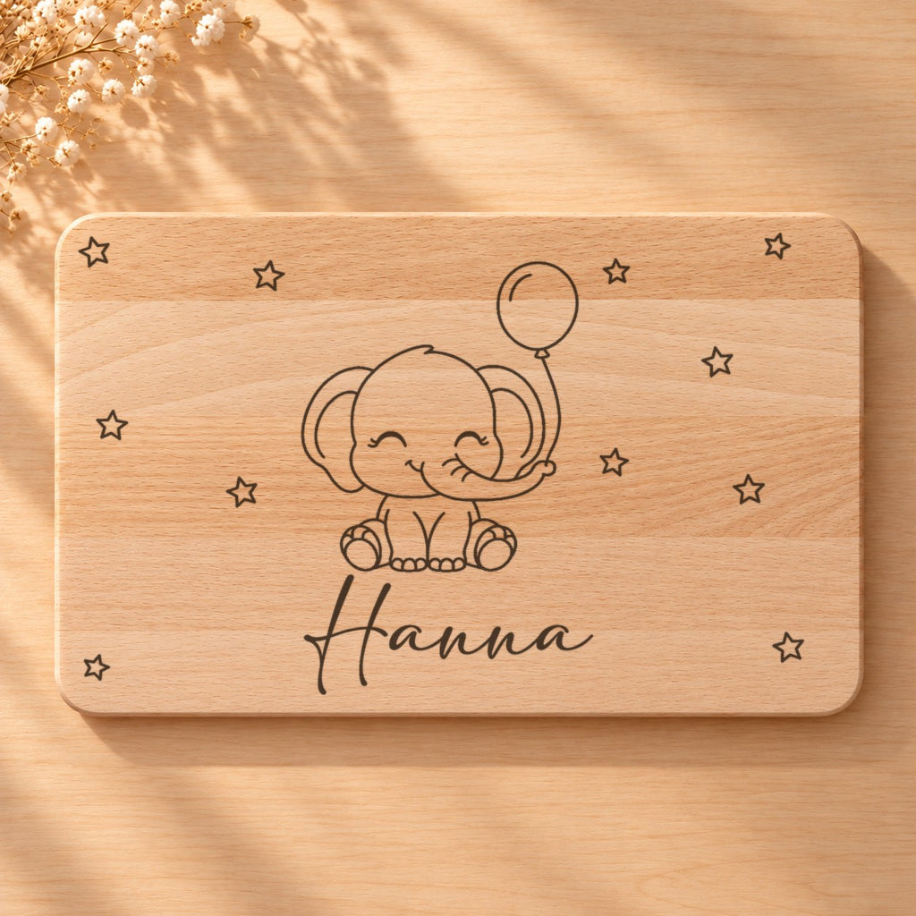 Nahaufnahme der Lasergravur: Elefant mit Luftballon und der Name Hanna in Schreibschrift auf hellem Holz