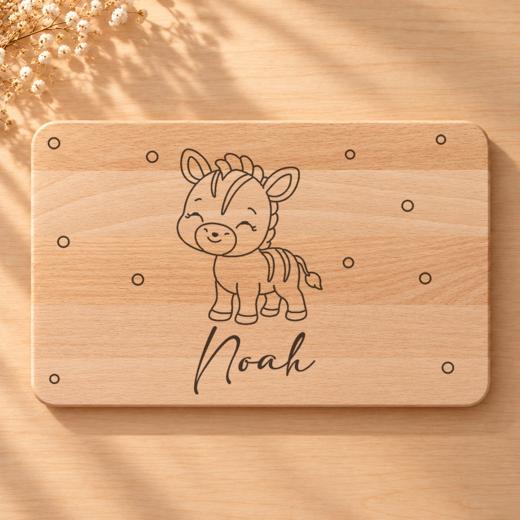 Frühstücksbrettchen für Kinder mit graviertem Zebra und Namen Noah, Nahaufnahme