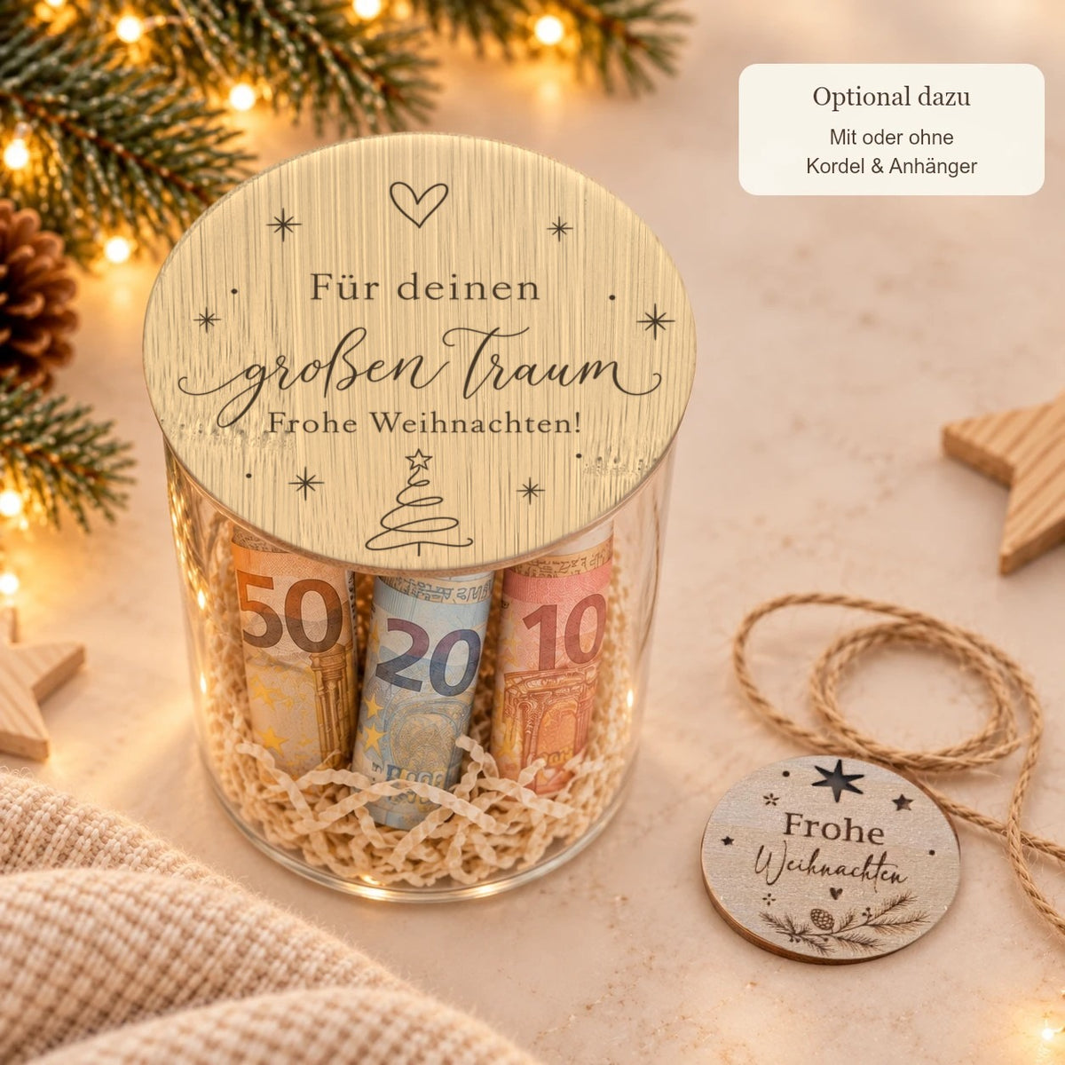 Glas „Für deinen großen Traum“ mit Holzwolle, daneben Kordel und Holzanhänger „Frohe Weihnachten“, optional für 1 € mehr