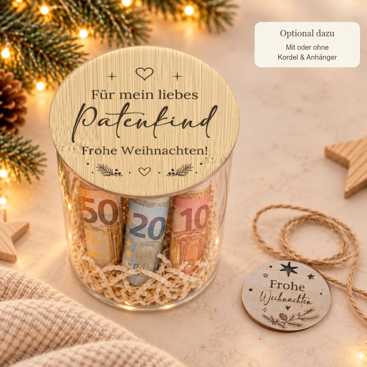 Glas „Für mein liebes Patenkind“ mit Holzwolle, daneben Kordel und Holzanhänger „Frohe Weihnachten“, optional für 1 € mehr