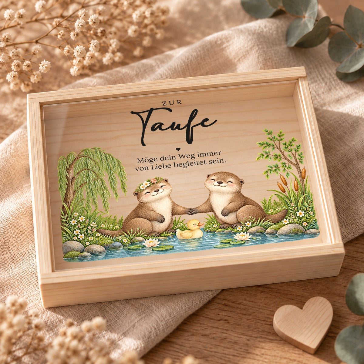 Geschlossene Holzkiste zur Taufe mit Acryldeckel, Otter am Fluss