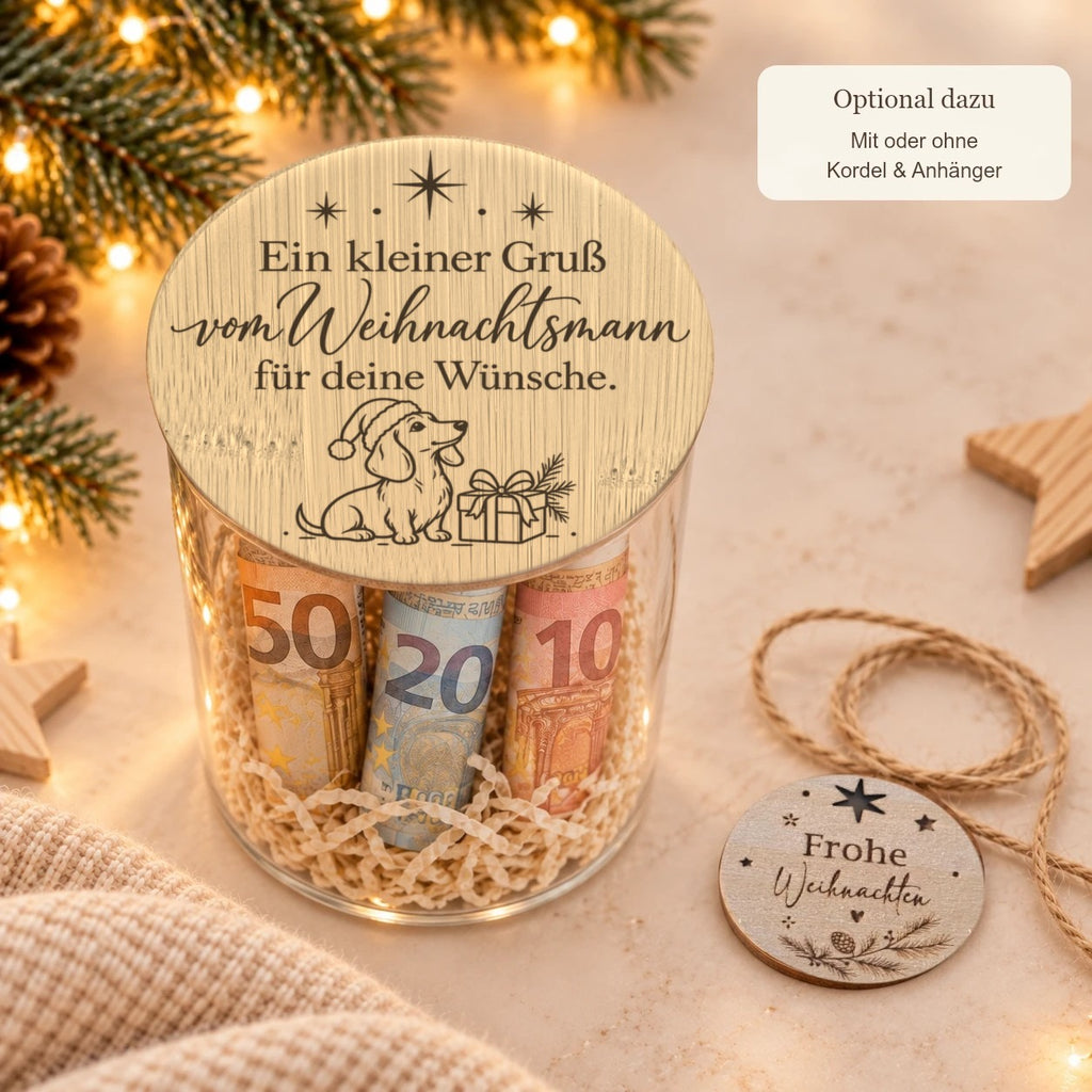 Glas „Gruß vom Weihnachtsmann“ mit Holzwolle, daneben Kordel und Holzanhänger „Frohe Weihnachten“, optional für 1 € mehr