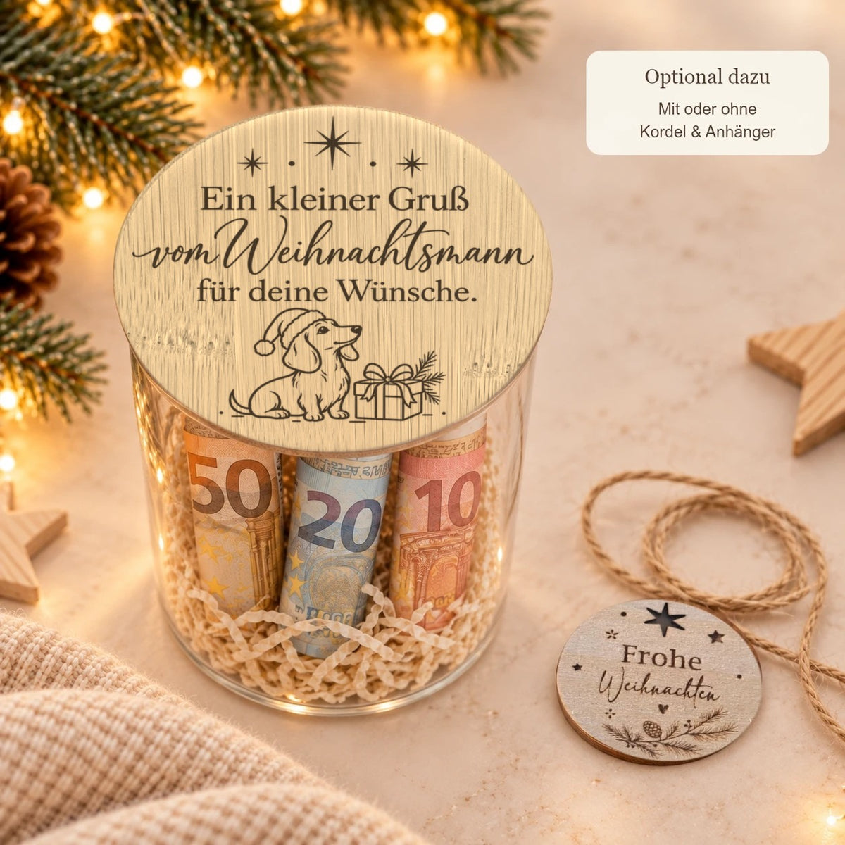 Glas „Gruß vom Weihnachtsmann“ mit Holzwolle, daneben Kordel und Holzanhänger „Frohe Weihnachten“, optional für 1 € mehr