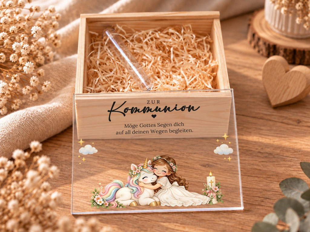 Geöffnete Holzkiste mit Holzwolle und Reagenzglas, Deckel Einhorn-Design davor