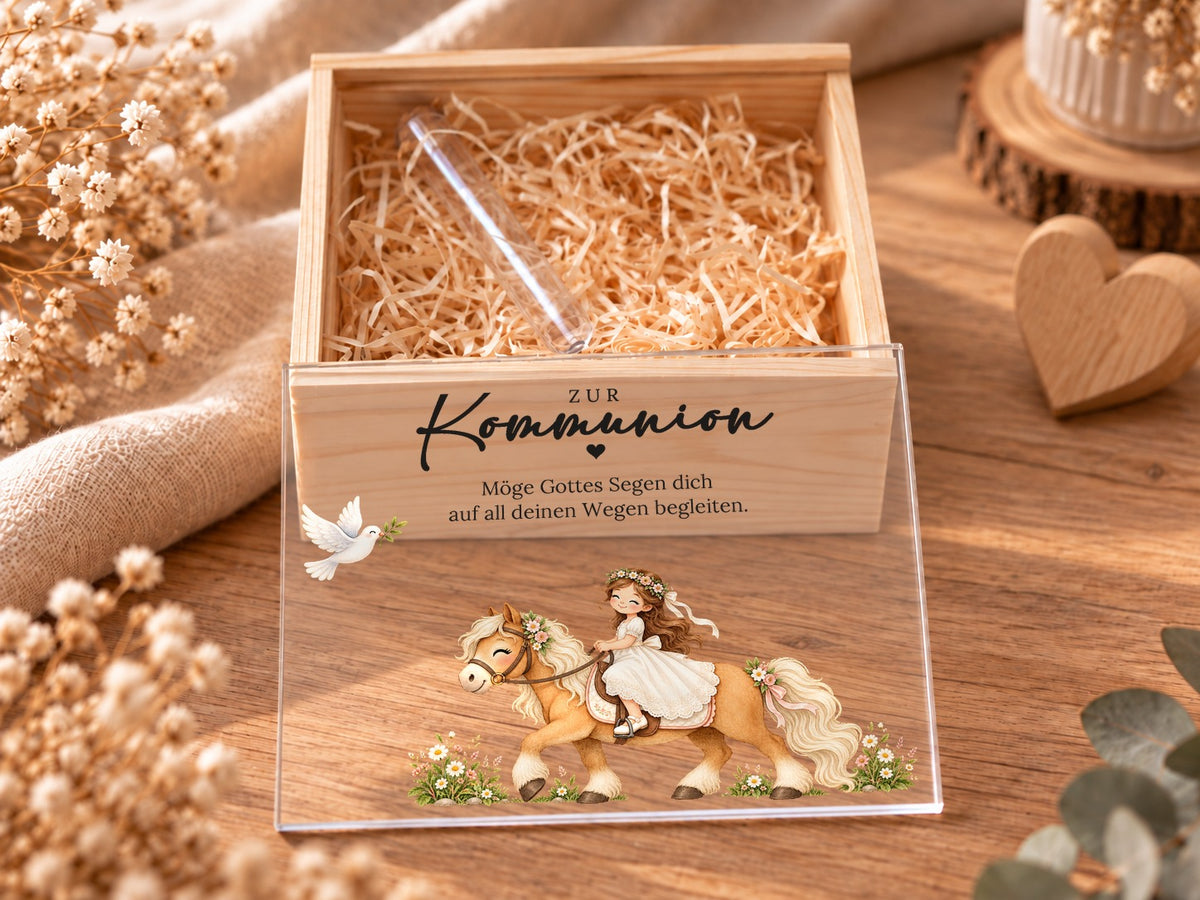 Geöffnete Holzkiste mit Holzwolle und Reagenzglas, Deckel Pferde-Design davor