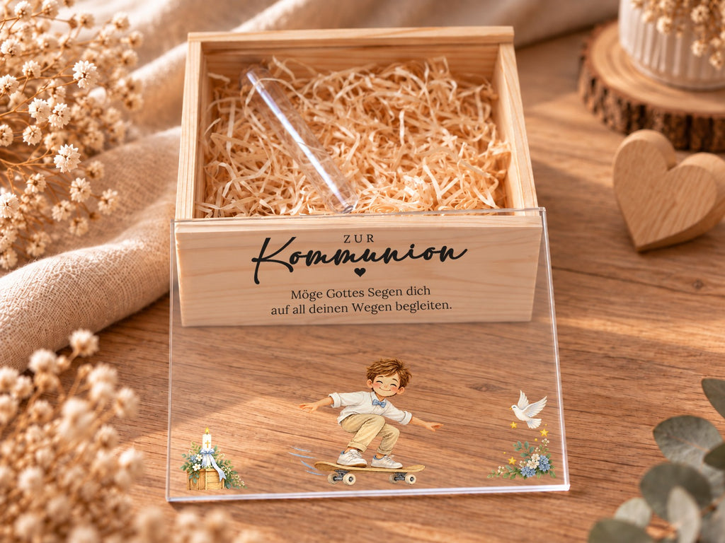 Geöffnete Holzkiste mit Holzwolle und Reagenzglas, Deckel Skateboard-Design davor