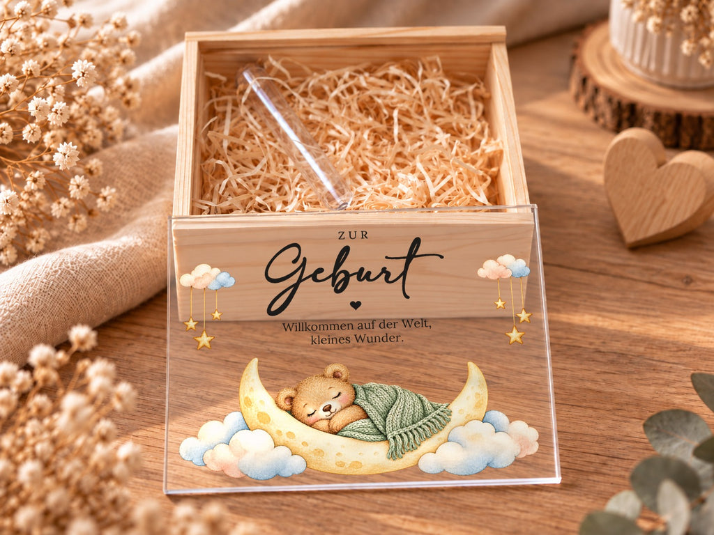 Geöffnete Holzkiste mit Holzwolle und Reagenzglas, Deckel im Mond-Design davor