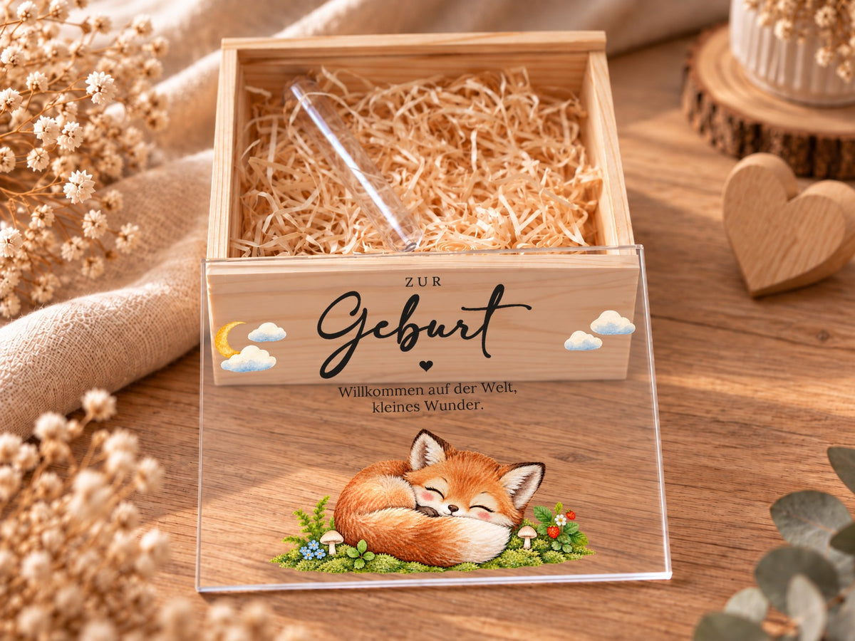 Geöffnete Holzkiste mit Holzwolle und Reagenzglas, Deckel im Fuchs-Design davor