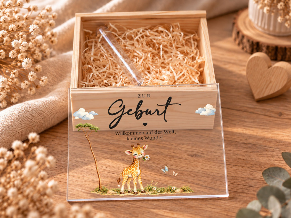 Geöffnete Holzkiste mit Holzwolle und Reagenzglas, Deckel im Giraffen-Design davor