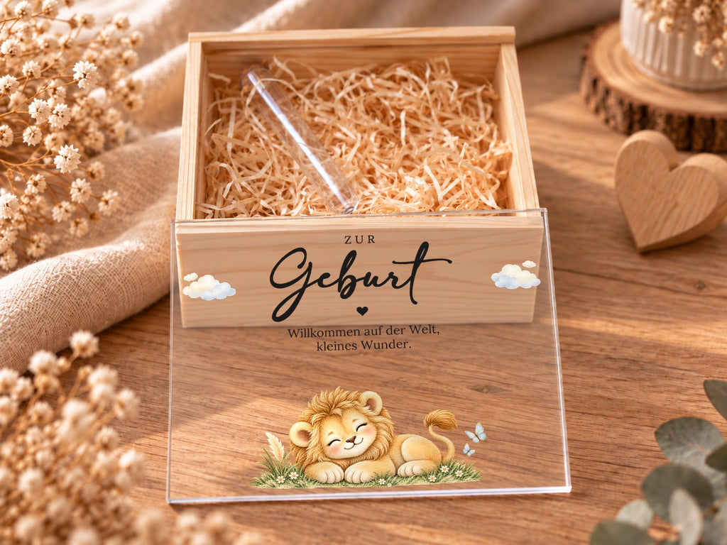 Geöffnete Holzkiste mit Holzwolle und Reagenzglas, Deckel im Löwen-Design davor