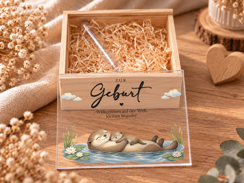 Geöffnete Holzkiste mit Holzwolle und Reagenzglas, Deckel im Otter-Design davor