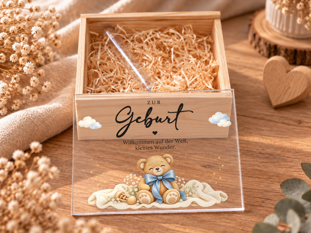 Geöffnete Holzkiste mit Holzwolle und Reagenzglas, Deckel im Teddy-Design davor