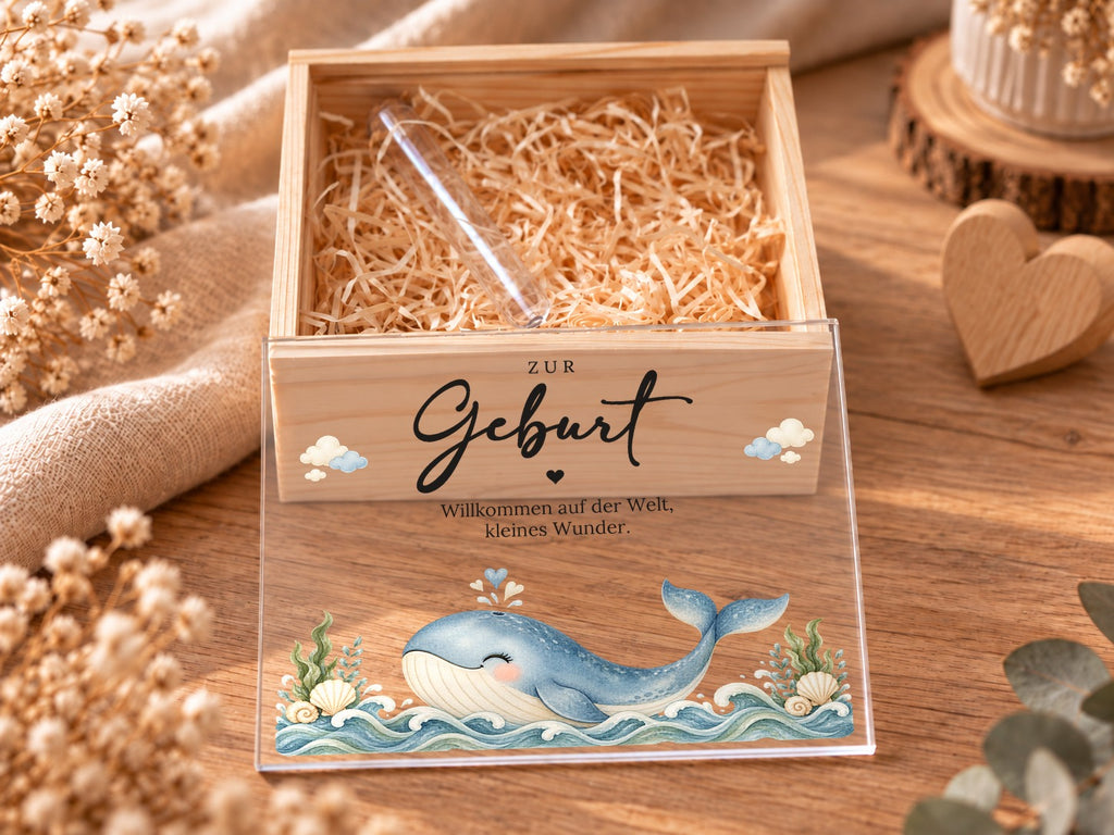 Geöffnete Holzkiste mit Holzwolle und Reagenzglas, Deckel im Wal-Design davor