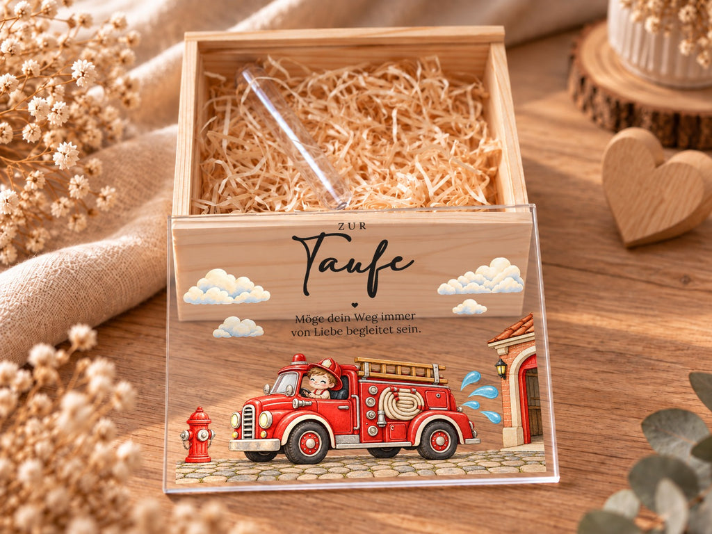 Offene Taufkiste mit Holzwolle und Reagenzglas, Acryldeckel mit Feuerwehr davor