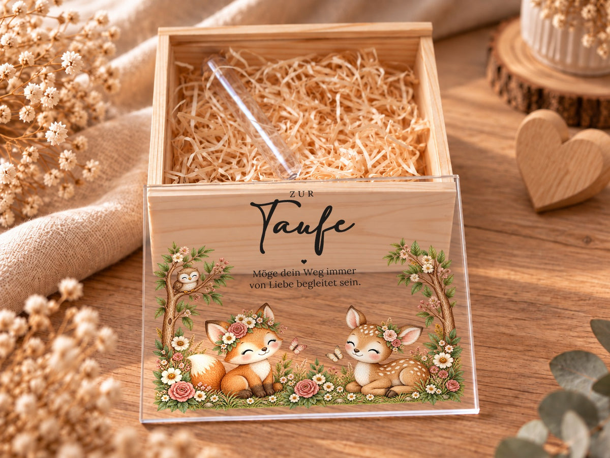 Offene Taufkiste mit Holzwolle und Reagenzglas, Acryldeckel mit Füchsin davor