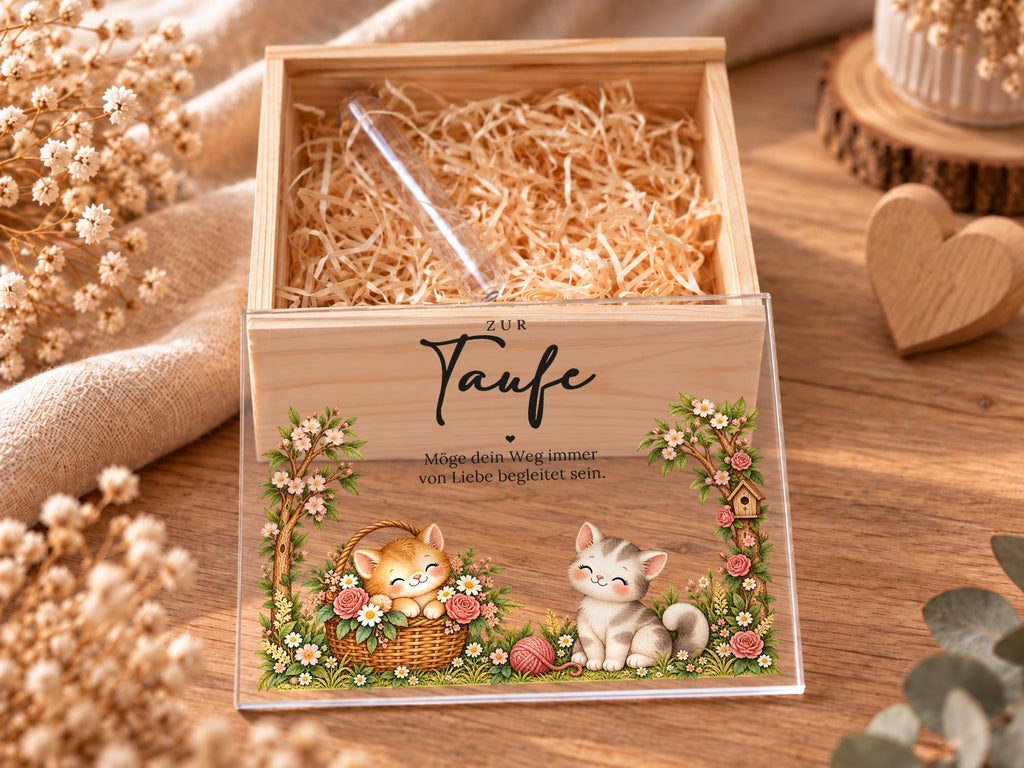 Offene Taufkiste mit Holzwolle und Reagenzglas, Acryldeckel mit Kätzchen davor