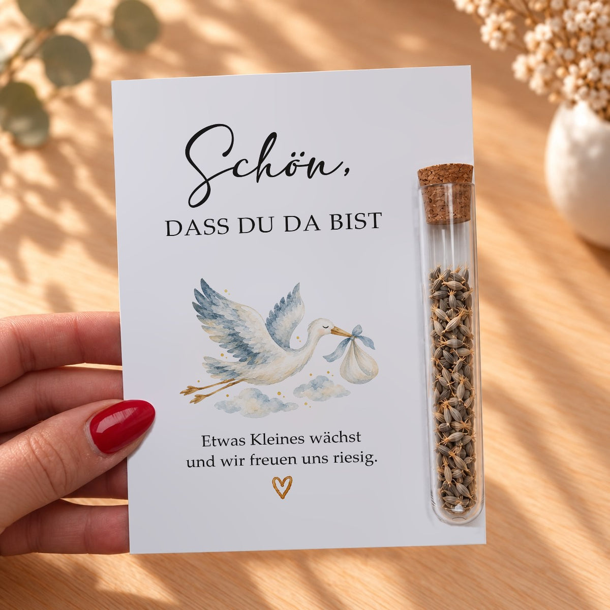 Gastgeschenk für die Babyparty mit Storch in der Hand