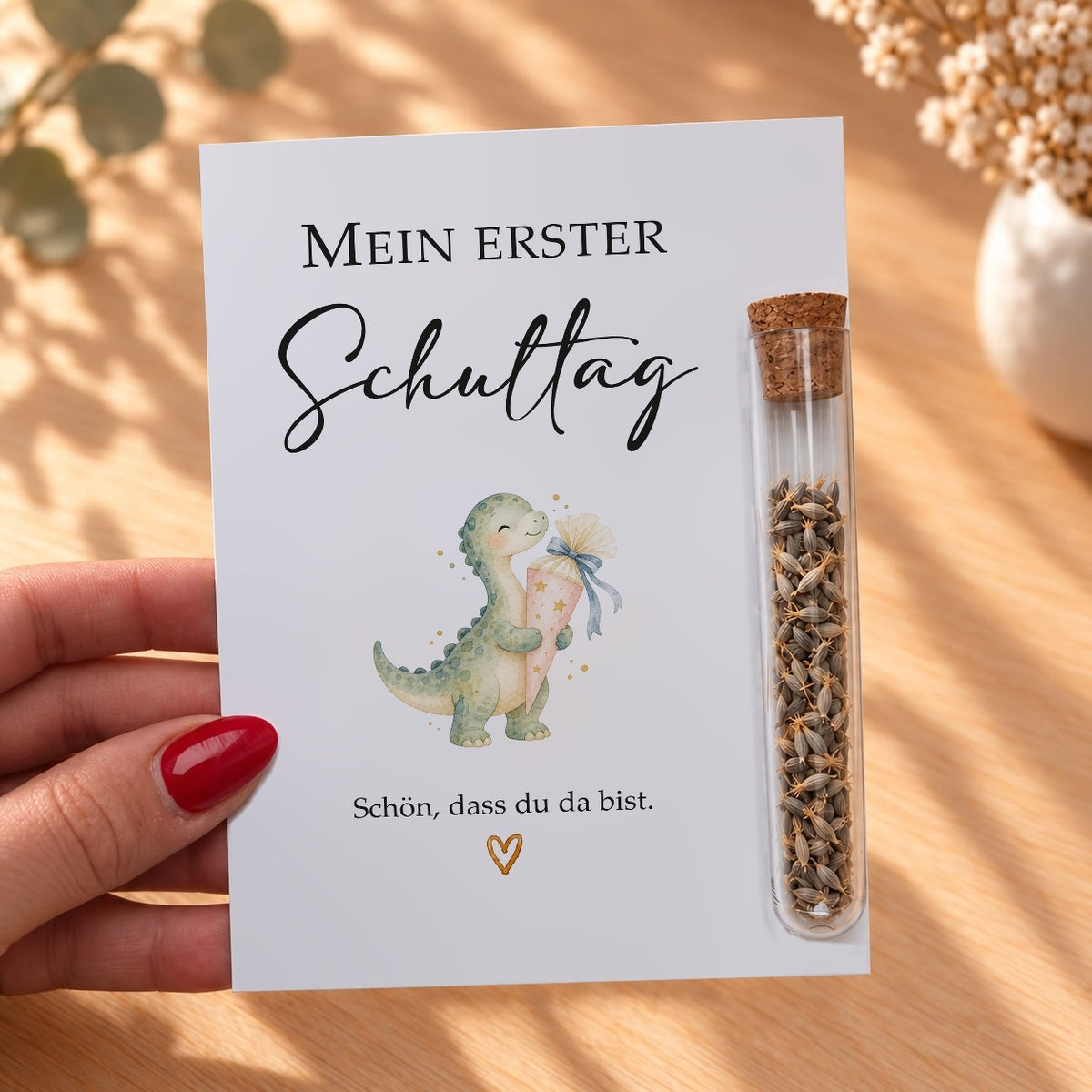 Gastgeschenk zur Einschulung mit Dino in der Hand