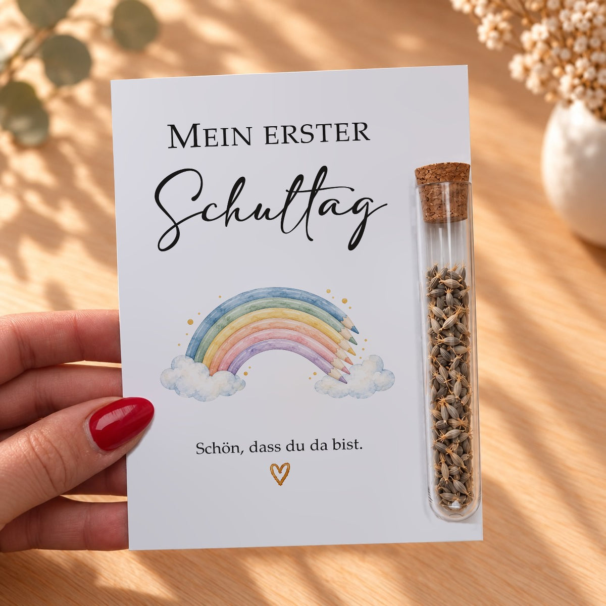Gastgeschenk zur Einschulung mit Buntstift-Regenbogen in der Hand
