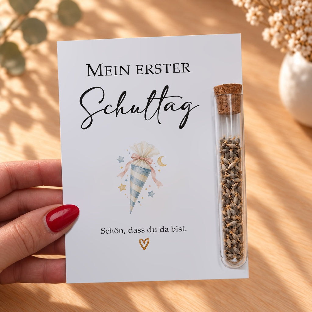 Gastgeschenk zur Einschulung mit Schultüte in der Hand