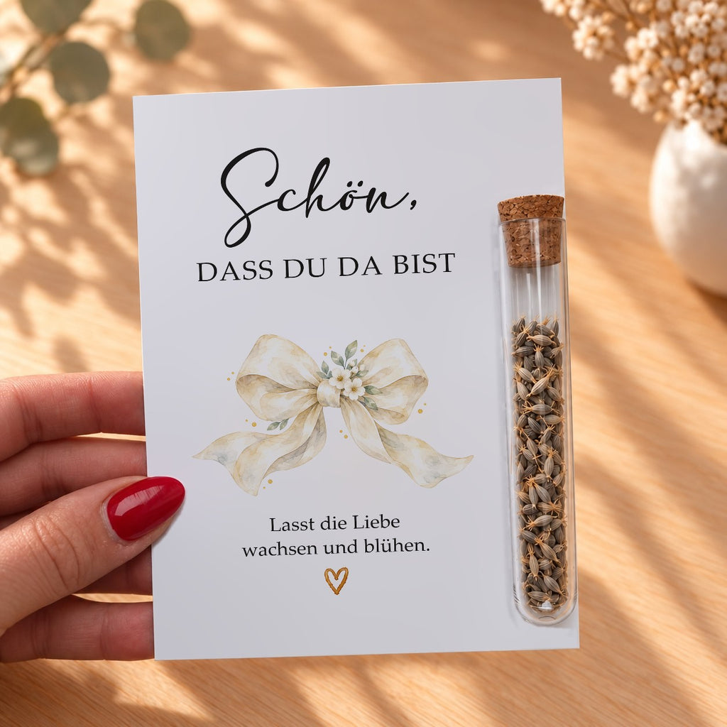 Gastgeschenk zur Hochzeit mit Schleife in der Hand