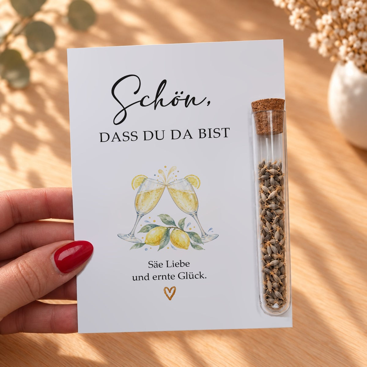Gastgeschenk zur Hochzeit mit Sektgläsern in der Hand