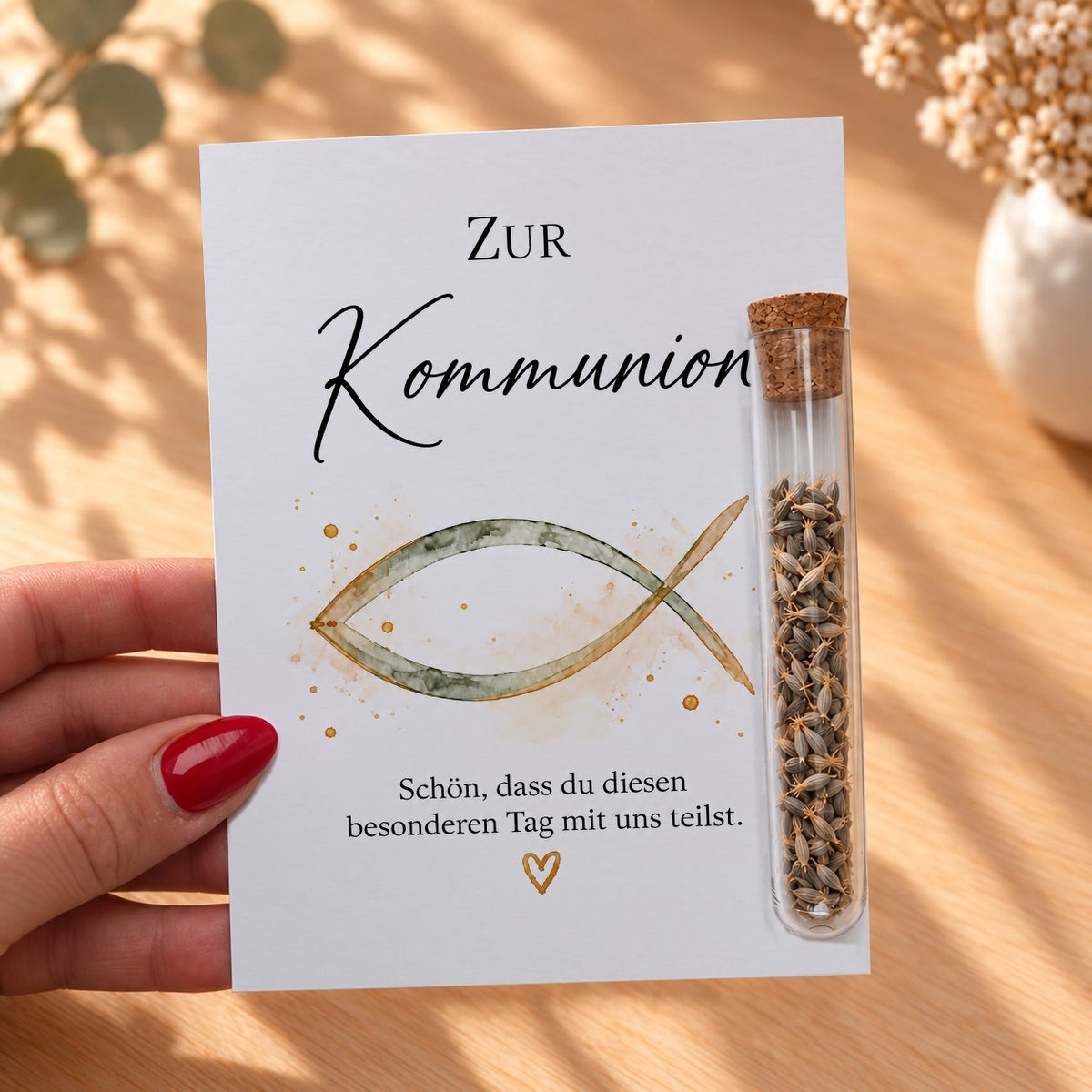 Gastgeschenk zur Kommunion mit Fisch in der Hand