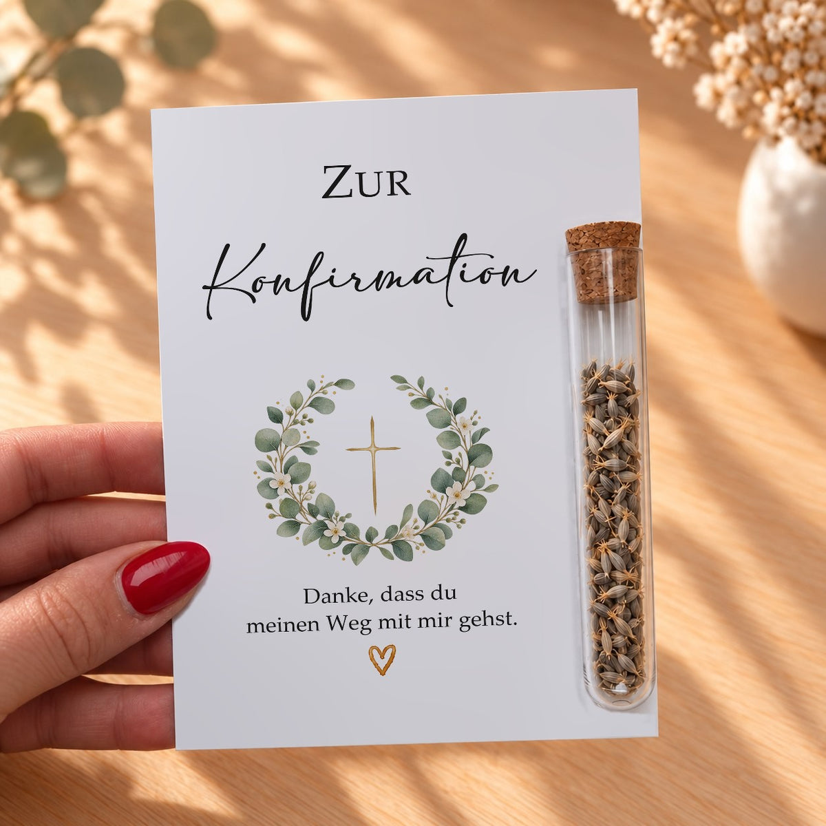 Gastgeschenk zur Konfirmation mit Eukalyptus-Kranz in der Hand