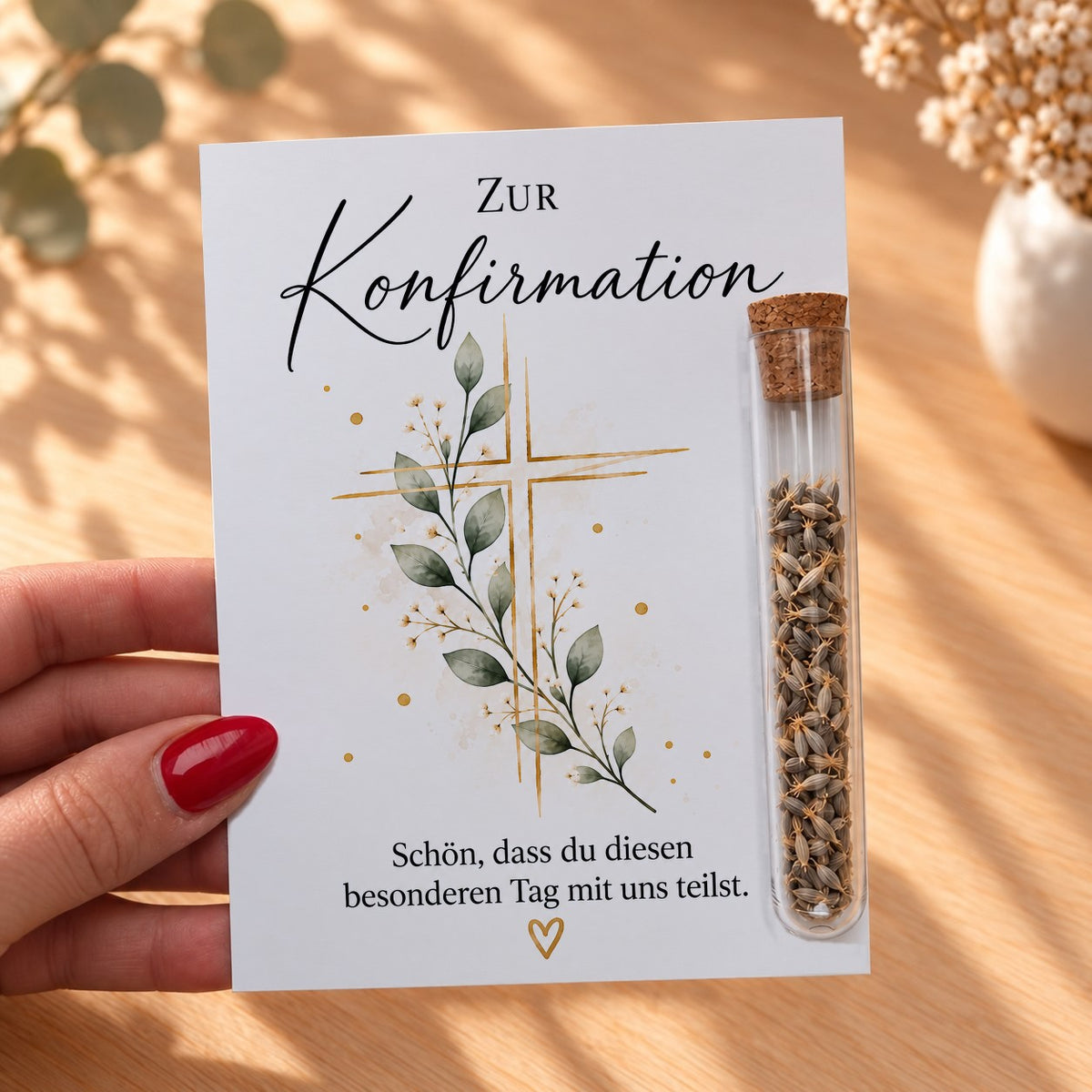 Gastgeschenk zur Konfirmation mit Kreuz in der Hand