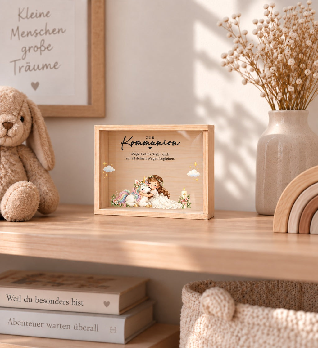Holzkiste zur Kommunion im Einhorn-Design als Erinnerung im Kinderzimmer-Regal