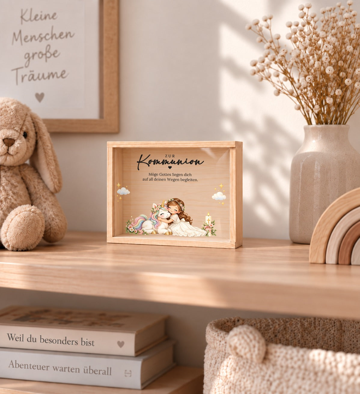 Holzkiste zur Kommunion im Einhorn-Design als Erinnerung im Kinderzimmer-Regal