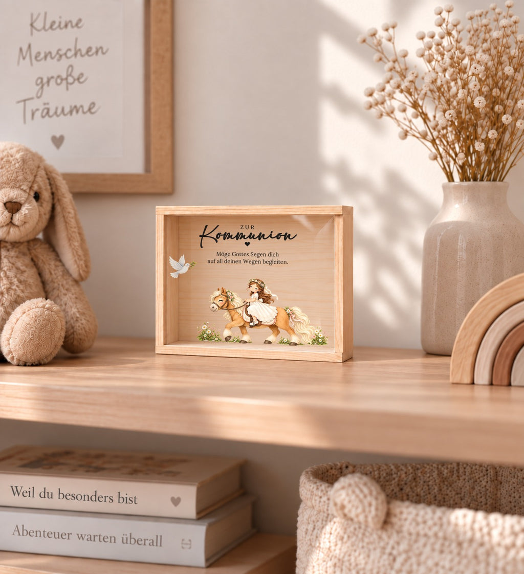 Holzkiste zur Kommunion im Pferde-Design als Erinnerung im Kinderzimmer-Regal
