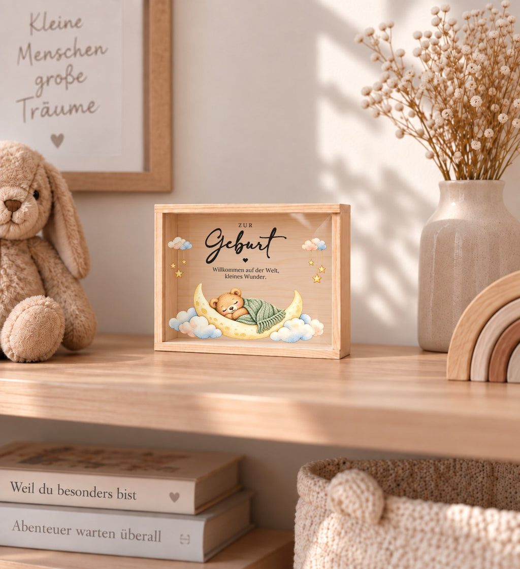 Holzkiste zur Geburt im Mond-Design als Erinnerung im Kinderzimmer-Regal