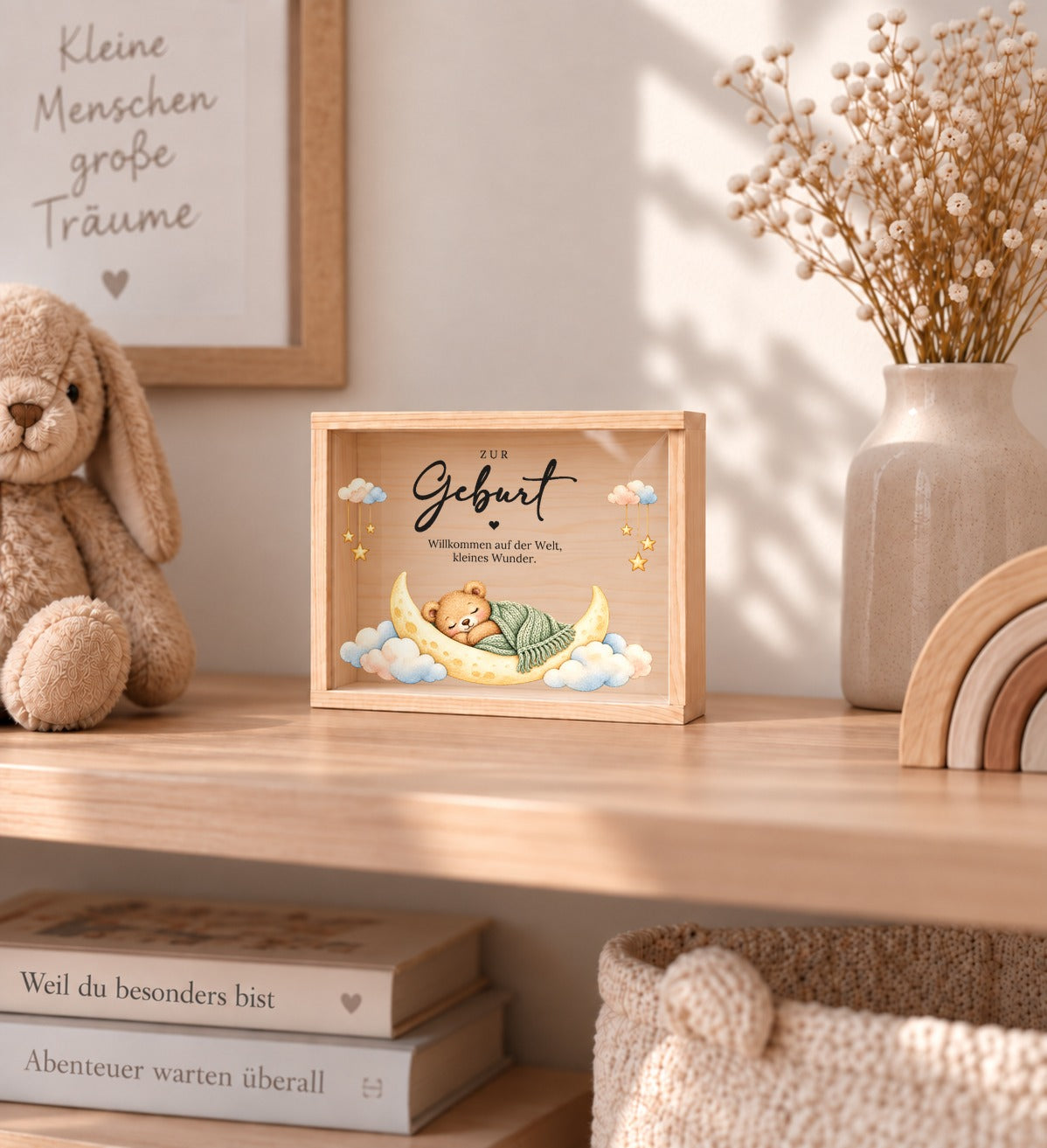 Holzkiste zur Geburt im Mond-Design als Erinnerung im Kinderzimmer-Regal