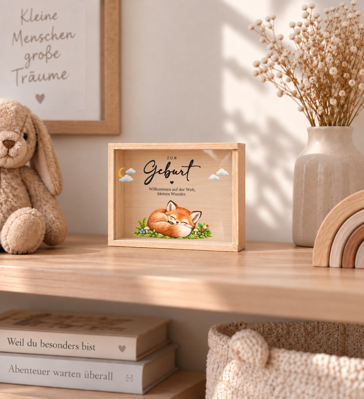 Holzkiste zur Geburt im Fuchs-Design als Erinnerung im Kinderzimmer-Regal
