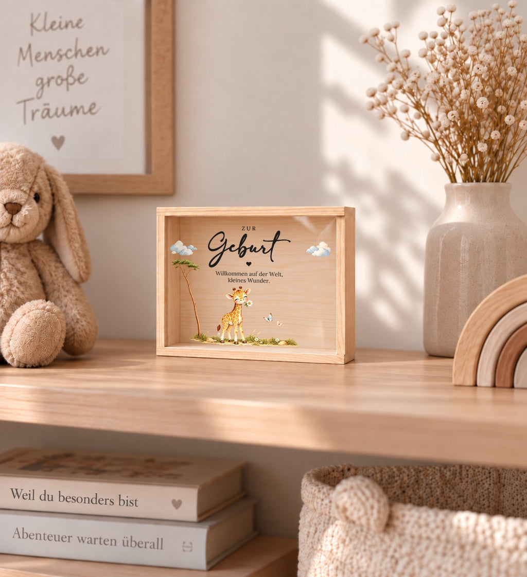 Holzkiste zur Geburt im Giraffen-Design als Erinnerung im Kinderzimmer-Regal