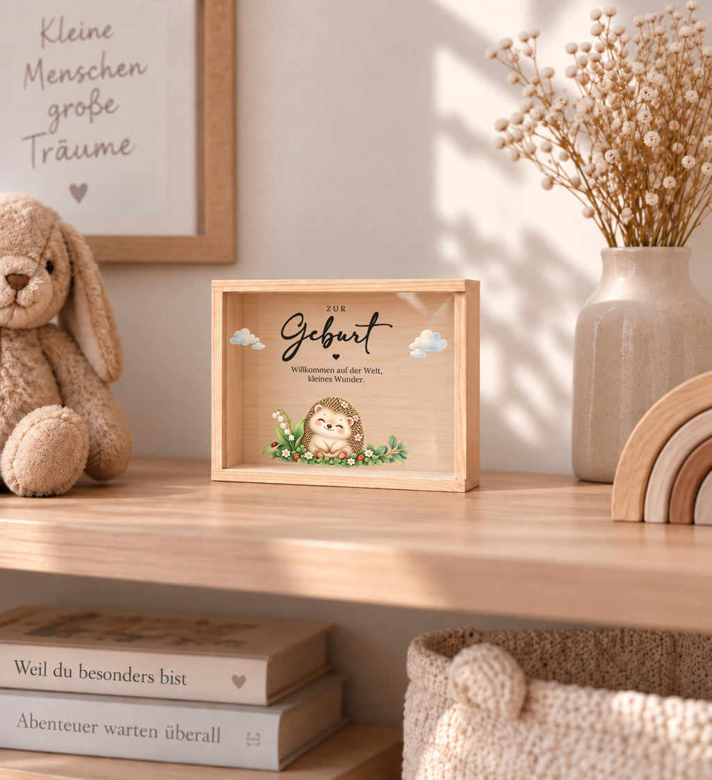 Holzkiste zur Geburt im Igel-Design als Erinnerung im Kinderzimmer-Regal