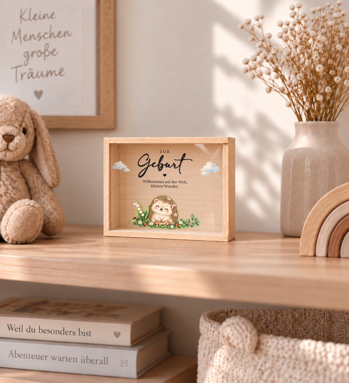 Holzkiste zur Geburt im Igel-Design als Erinnerung im Kinderzimmer-Regal