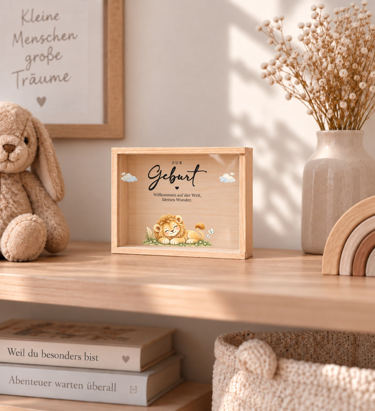 Holzkiste zur Geburt im Löwen-Design als Erinnerung im Kinderzimmer-Regal