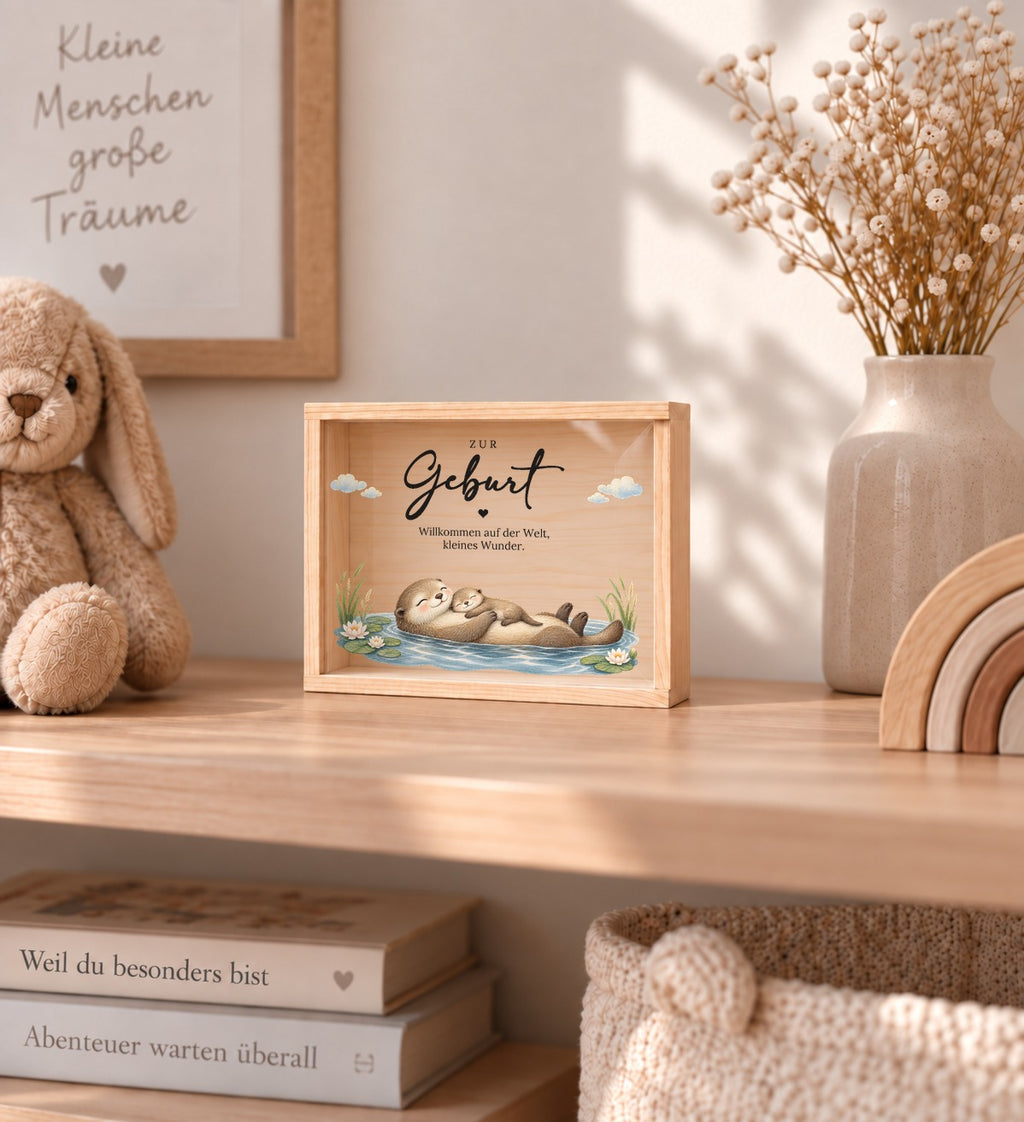 Holzkiste zur Geburt im Otter-Design als Erinnerung im Kinderzimmer-Regal