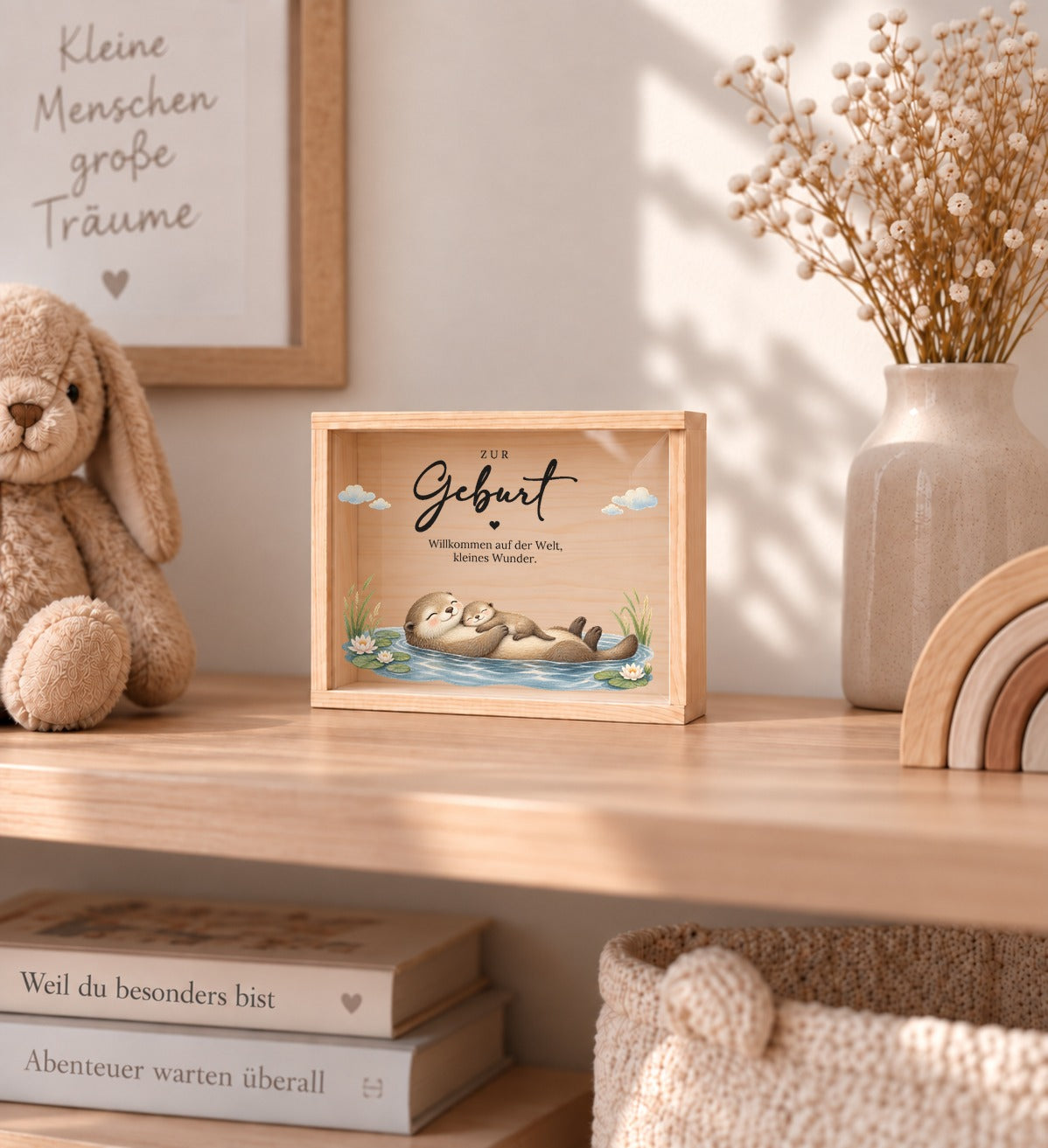 Holzkiste zur Geburt im Otter-Design als Erinnerung im Kinderzimmer-Regal