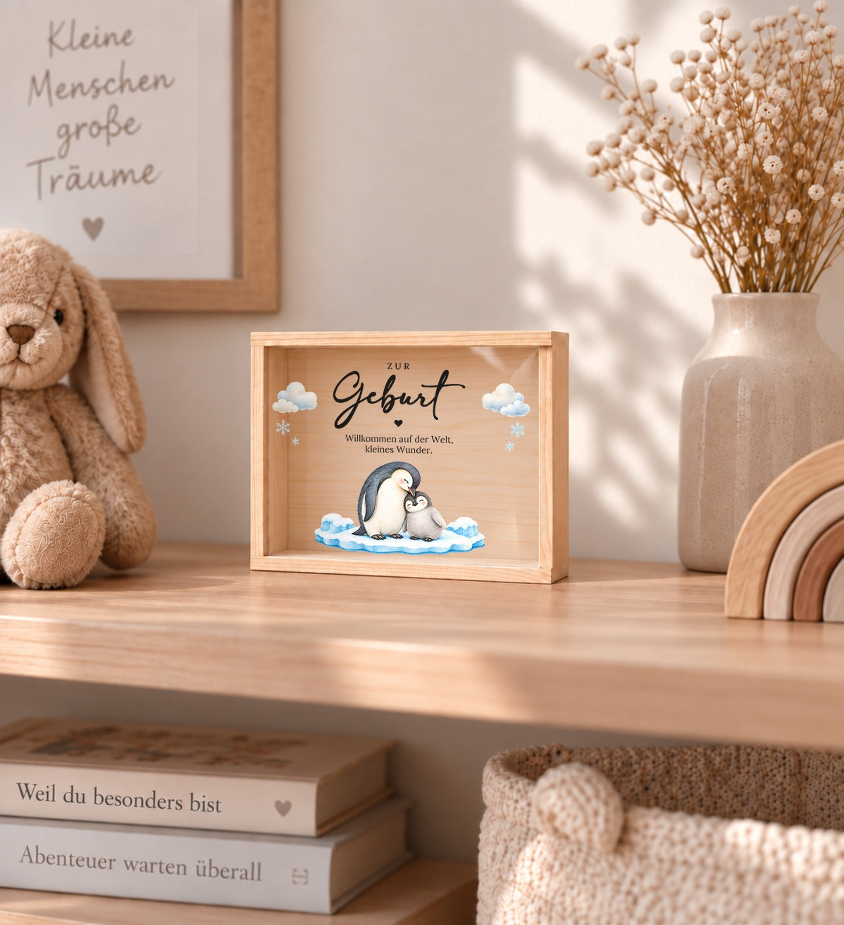 Holzkiste zur Geburt im Pinguin-Design als Erinnerung im Kinderzimmer-Regal