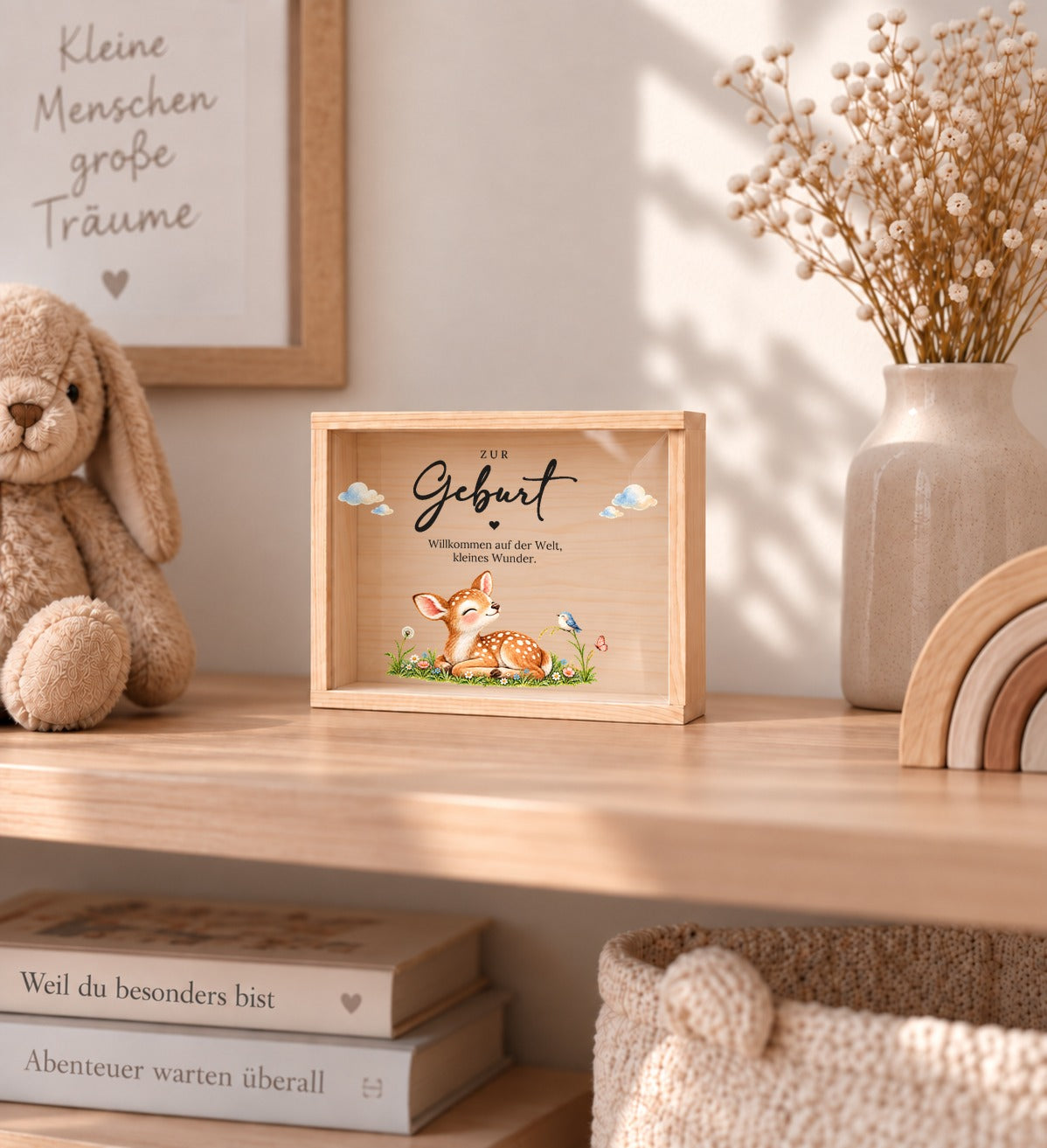 Holzkiste zur Geburt im Rehkitz-Design als Erinnerung im Kinderzimmer-Regal